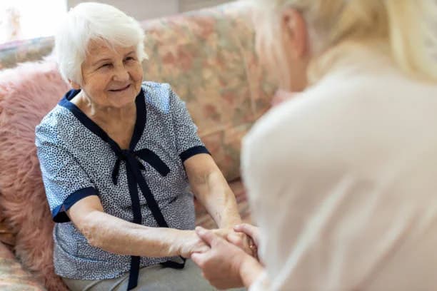 Comment convaincre un proche âgé d’accepter une aide à domicile ?